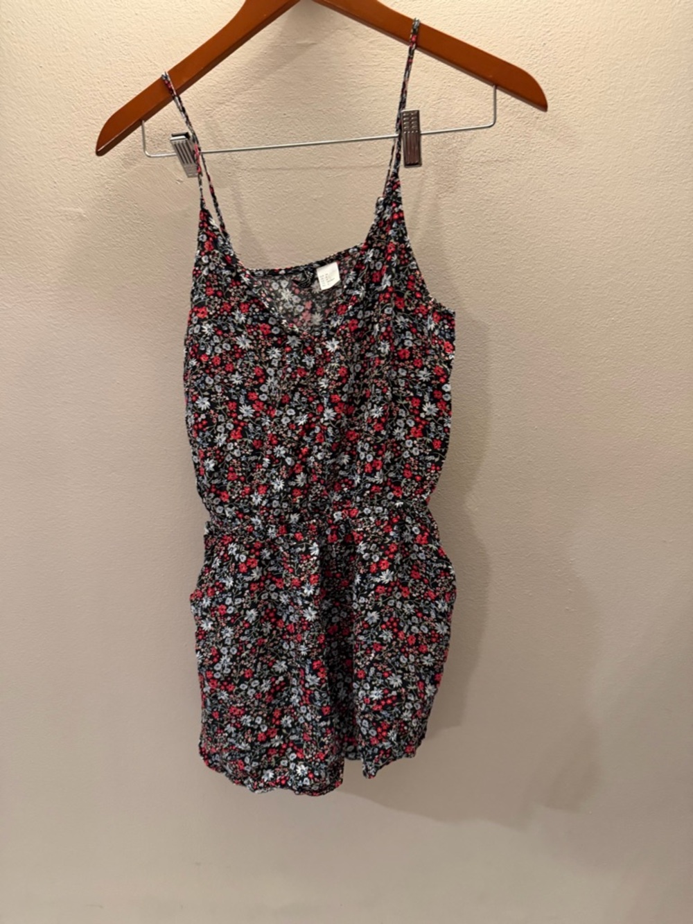 H&M Divided Floral‎ Romper Red Pink Ditsy Print V-Neck Spaghetti Strap Size 4